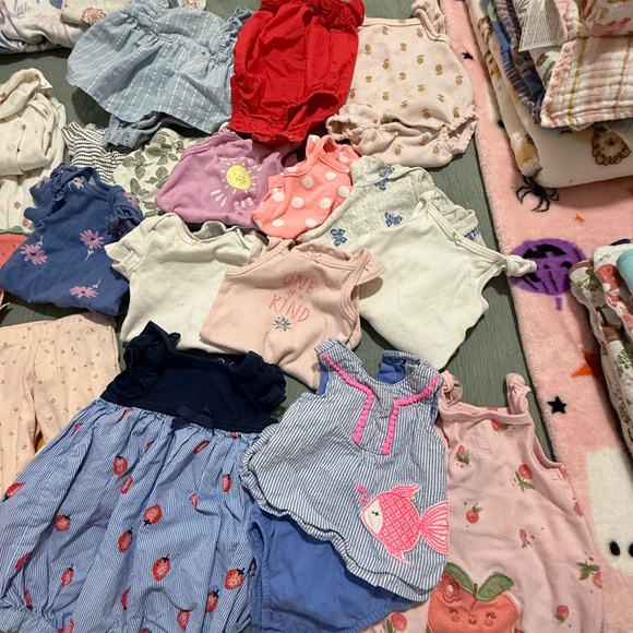 Lot of Newborn Girl clothing - Picture 2 of 4